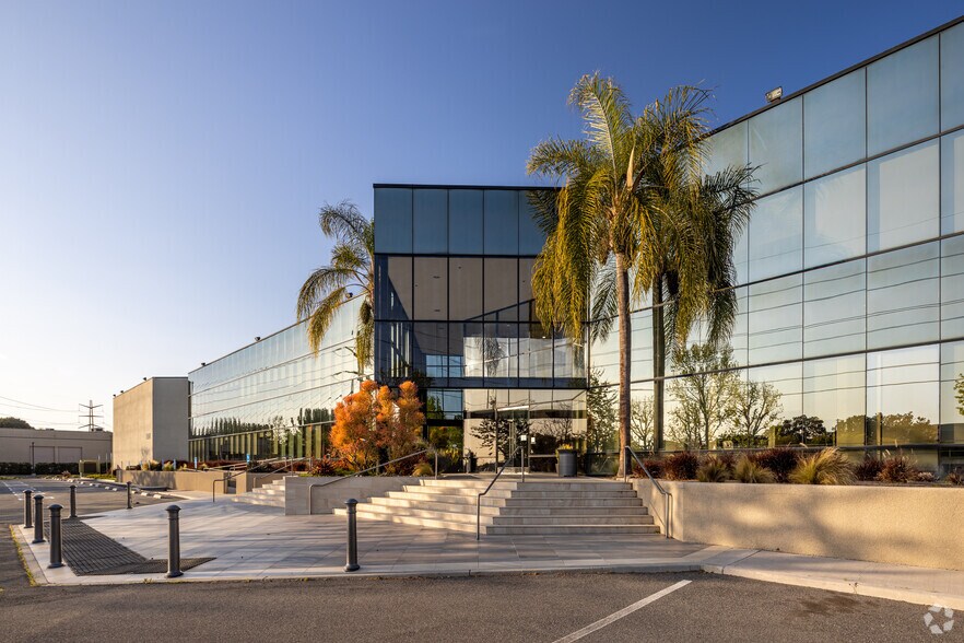 More Photos Of 1821 E Dyer Rd, Santa Ana Office For Lease