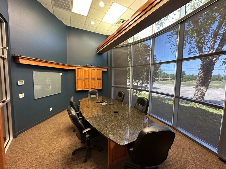 More Photos Of 4600 W Kearney St, Springfield Office For Lease