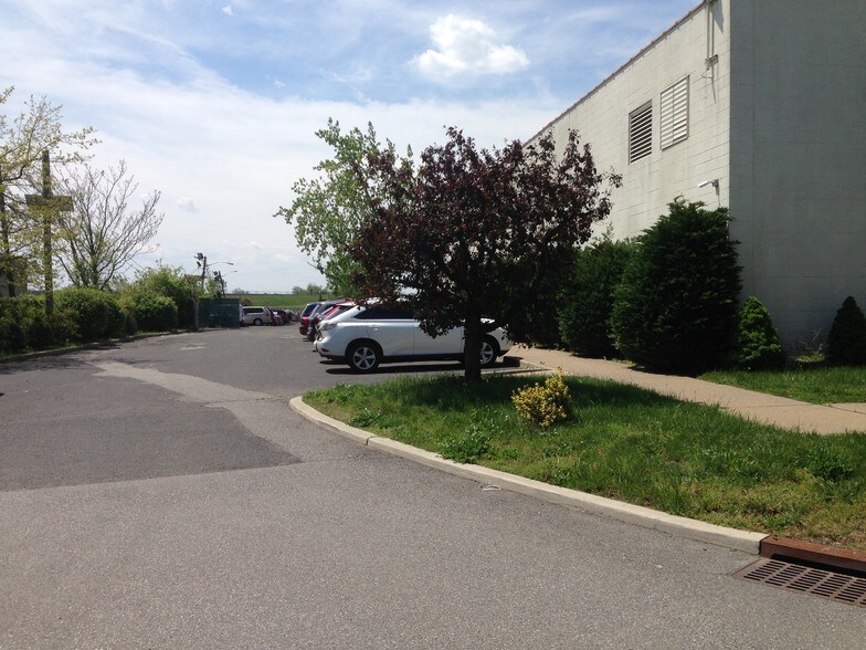 More Photos Of 890 Paterson Plank Rd, East Rutherford Manufacturing For Lease