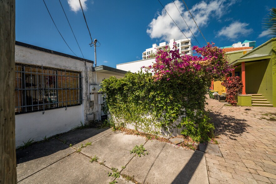 More Photos Of 411 Burns Ct, Sarasota Office For Sale