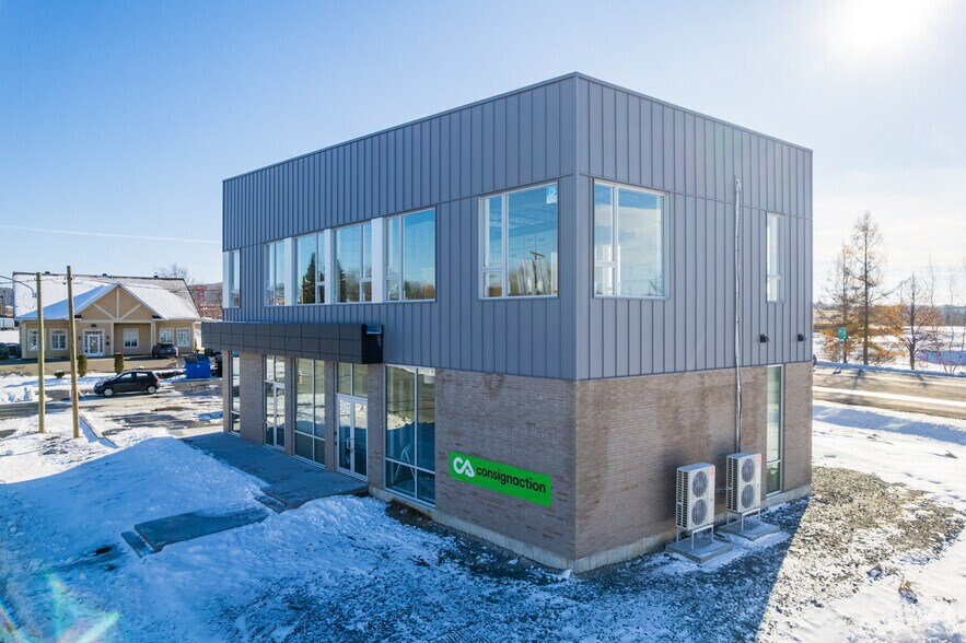 More Photos Of 135 Rue De Sherbrooke, Cowansville Freestanding For Lease