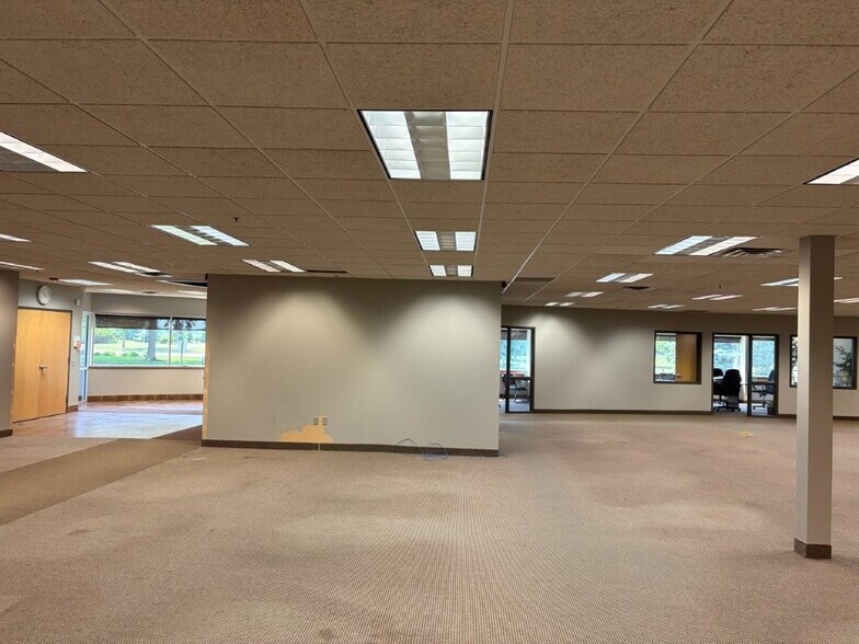 More Photos Of 20890 Kenbridge Ct, Lakeville Research And Development For Lease