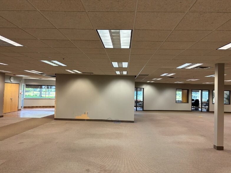 More Photos Of 20890 Kenbridge Ct, Lakeville Research And Development For Lease