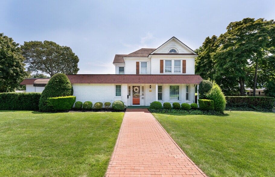 More Photos Of 94 E Montauk Hwy, Hampton Bays General Retail For Sale