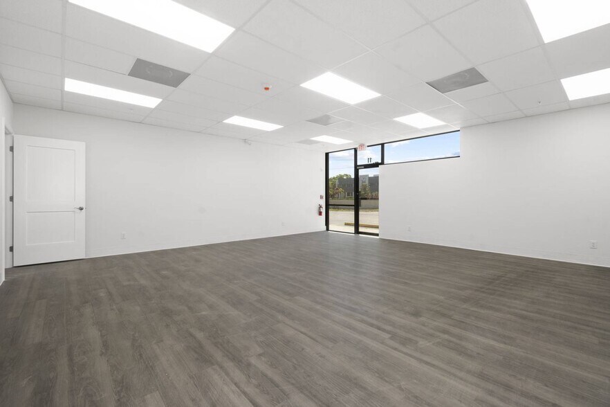 More Photos Of 3801 Bee Ridge Rd, Sarasota Storefront For Lease