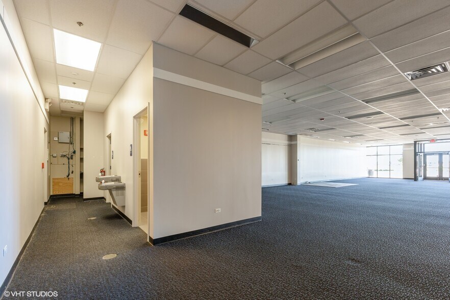 More Photos Of 1852-1866 Towne Centre Dr, North Aurora General Retail For Lease