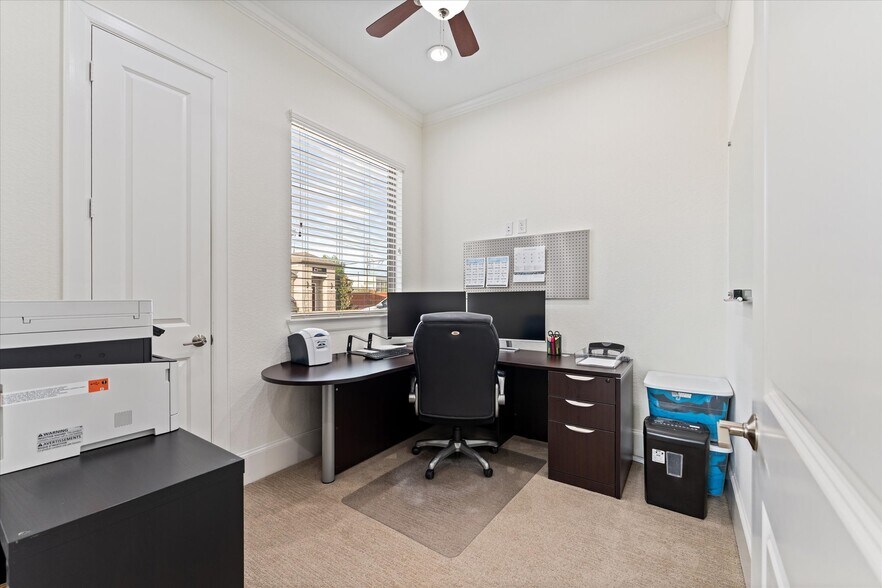 More Photos Of 12254 Queenston Blvd, Houston Medical For Lease