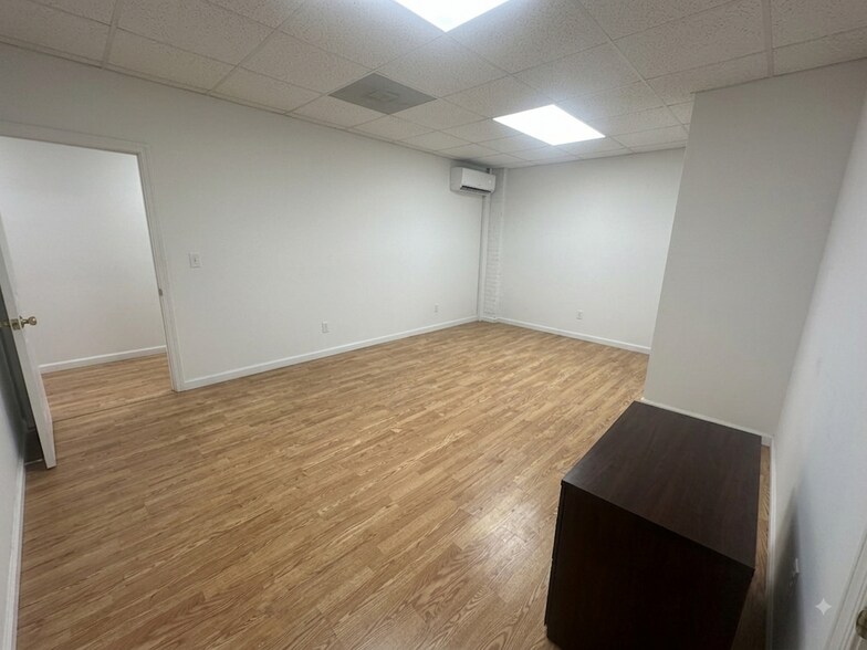 More Photos Of 11 Prospect Ave, Hewlett Warehouse For Lease
