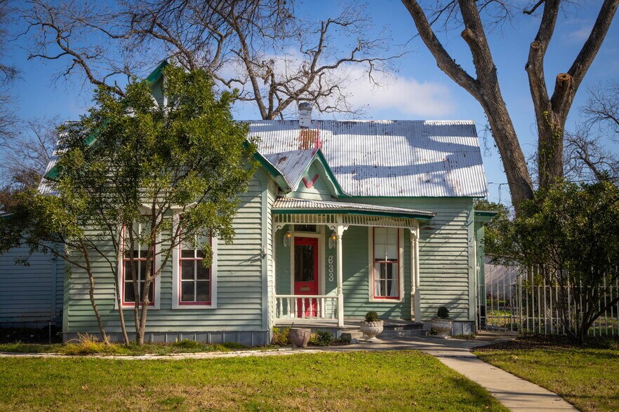 Primary Photo Of 633 S Castell Ave, New Braunfels Office Residential For Sale