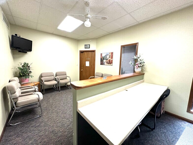 More Photos Of 3445-3449 Ridge Rd, Highland Office For Lease