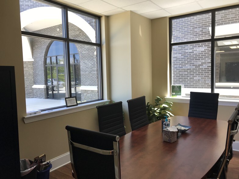 More Photos Of 949 E Main St, Lexington Office For Lease