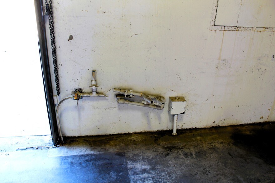 More Photos Of 1808 Barnett Dr, Weatherford Warehouse For Lease