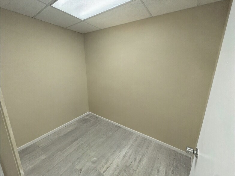 More Photos Of 16521 San Carlos Blvd, Fort Myers Office For Lease