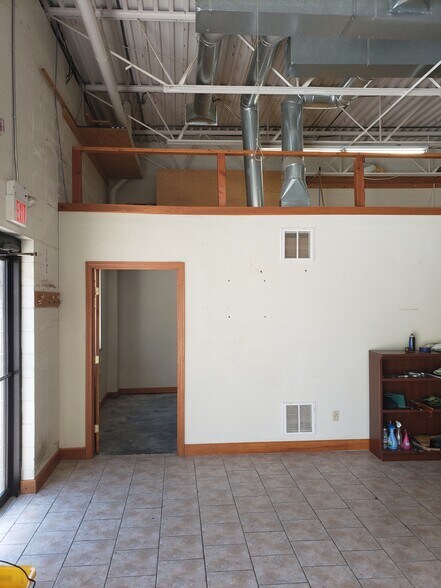 More Photos Of 37 Lark Industrial Pky, Greenville Warehouse For Sale