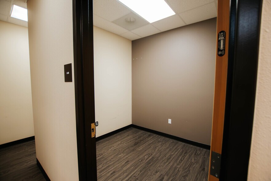 More Photos Of 9870 N Gateway Blvd, El Paso Office For Lease
