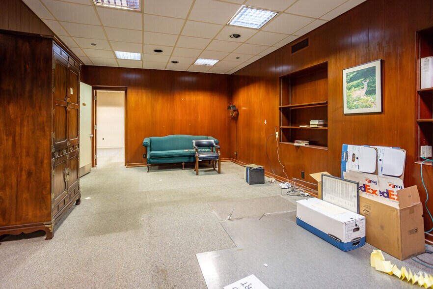 More Photos Of 204-208 W Main St, Johnson City Light Manufacturing For Sale