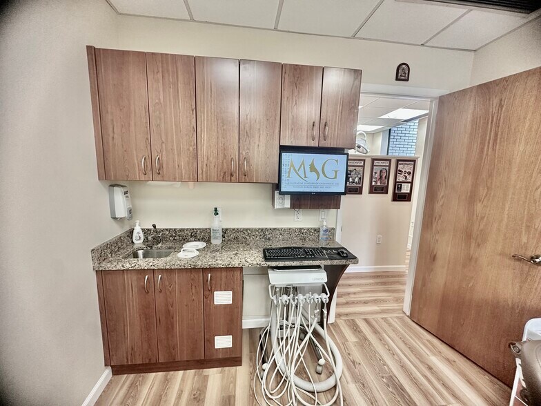More Photos Of 4 Dearfield Dr, Greenwich Medical For Lease