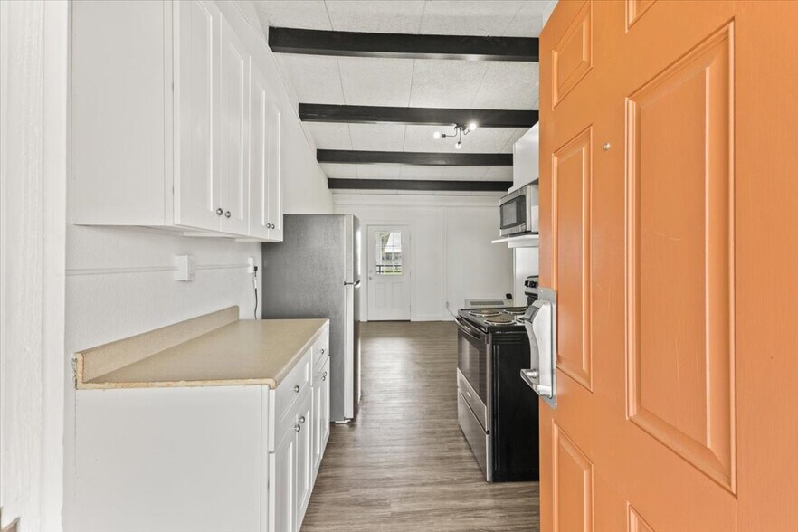More Photos Of 15589 Lee Hwy, Bristol Apartments For Sale