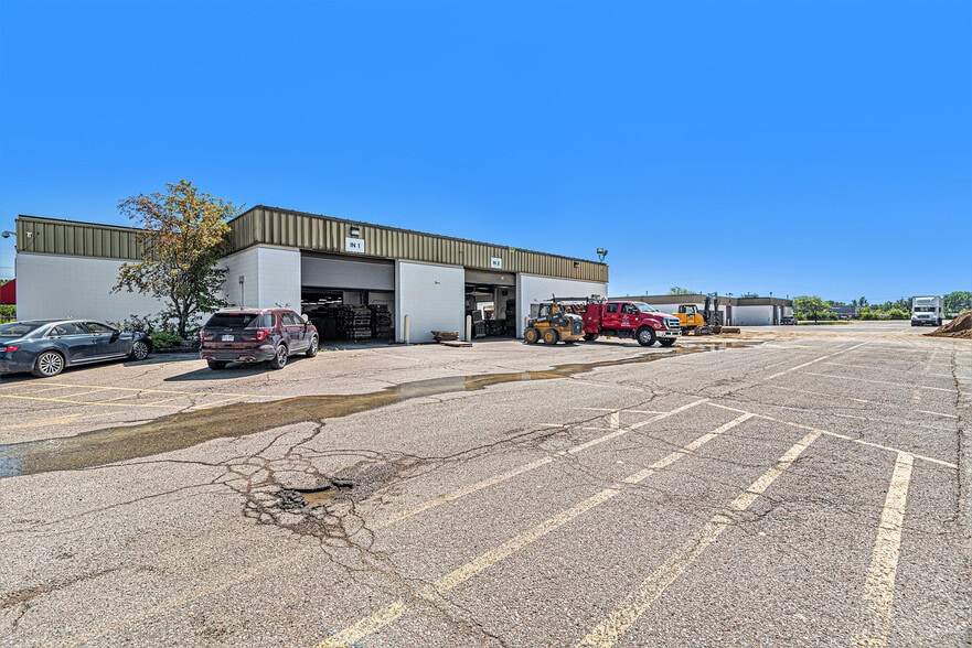 More Photos Of 3302 Kent St, Flint Distribution For Lease