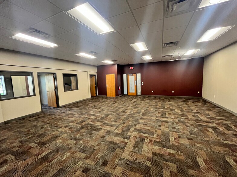 More Photos Of 100 Bridgepoint Way, South Saint Paul Showroom For Sale