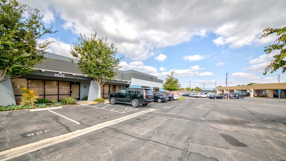 More Photos Of 2651 W Woodland Dr, Anaheim Manufacturing For Lease