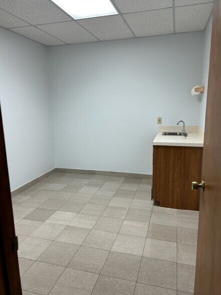 More Photos Of 120 John F Kennedy Dr, Atlantis Medical For Sale