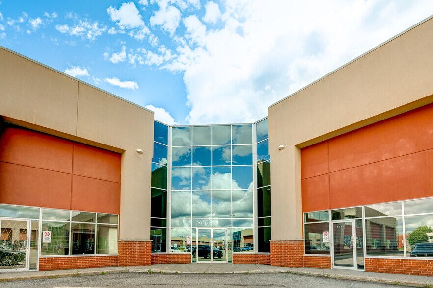 More Photos Of 2900-2976 Rue Joseph-A.-Bombardier, Laval Warehouse For Lease