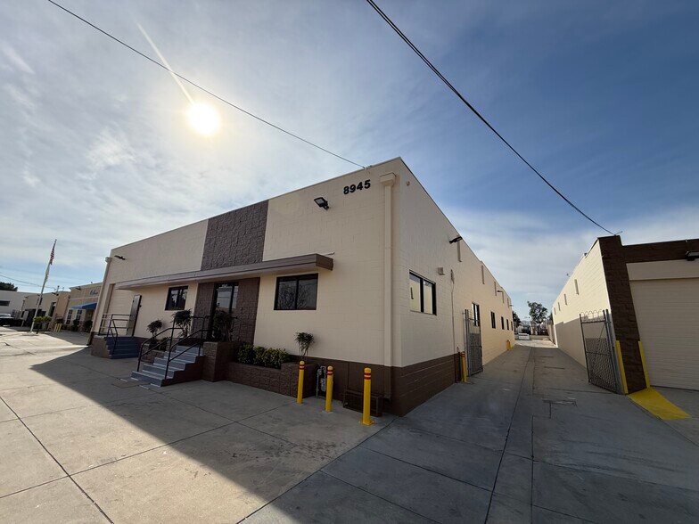 More Photos Of 8945 Quartz Ave, Northridge Warehouse For Lease