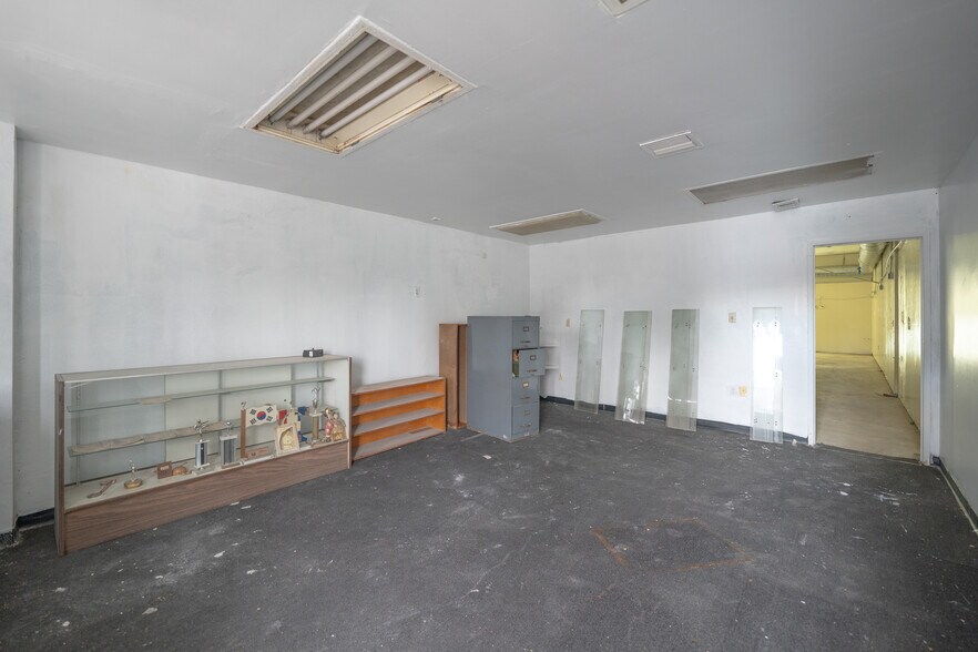 More Photos Of 14104-14108 Pioneer Blvd, Norwalk Storefront For Sale