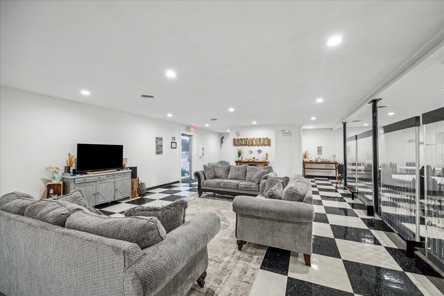 More Photos Of 303 E Academy St, Brenham Flex For Lease