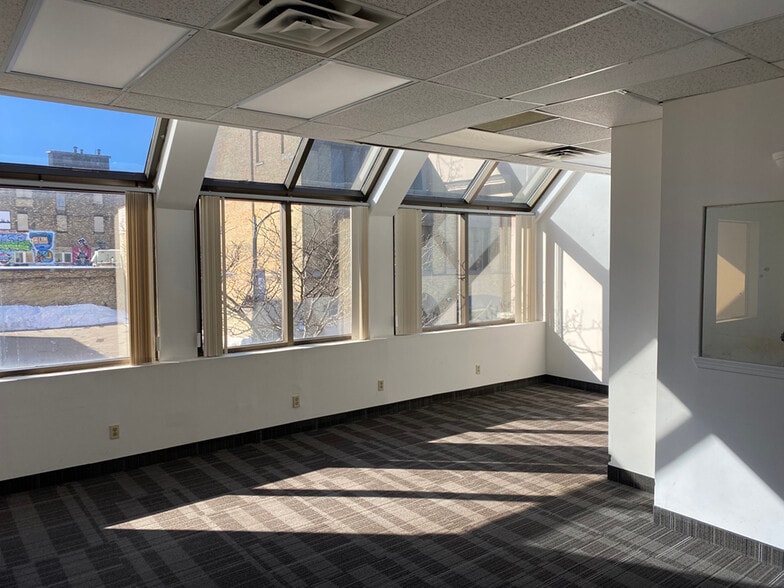More Photos Of 392-396 Clarence St, London Office For Lease
