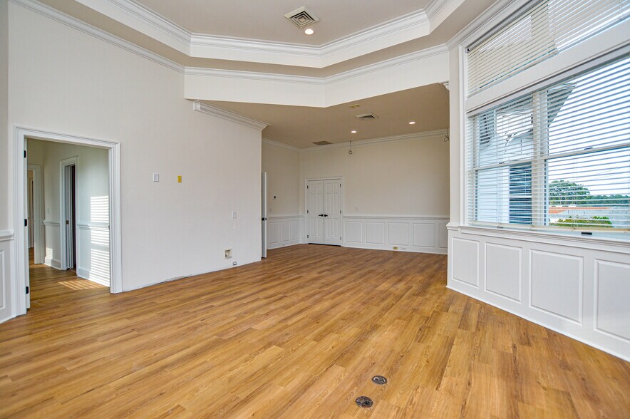More Photos Of 21000 Torrence Chapel Rd, Cornelius Office Residential For Lease