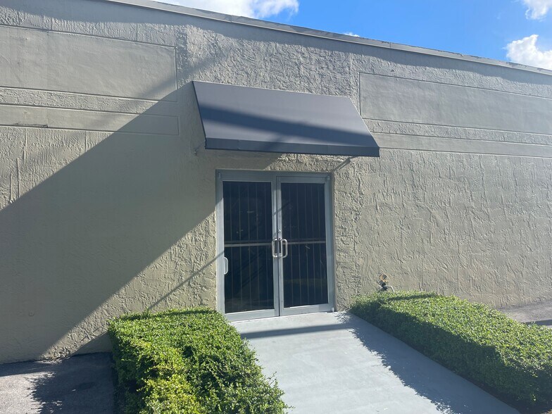 More Photos Of 6854 NW 75th St, Medley Warehouse For Lease