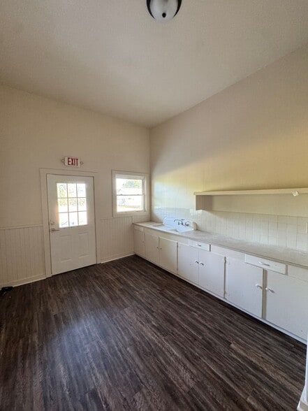 More Photos Of 916 N Longview St, Kilgore Office For Sale