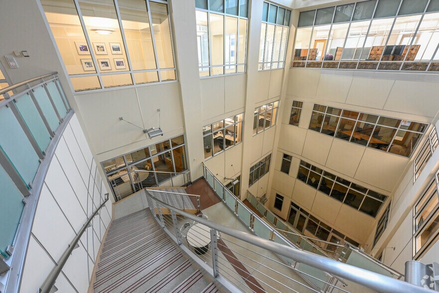 More Photos Of 40 Monument Cir, Indianapolis Office For Sale