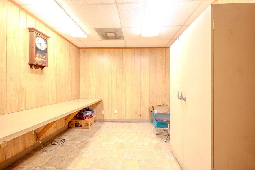 More Photos Of 619 E Jackson St, El Campo Warehouse For Sale