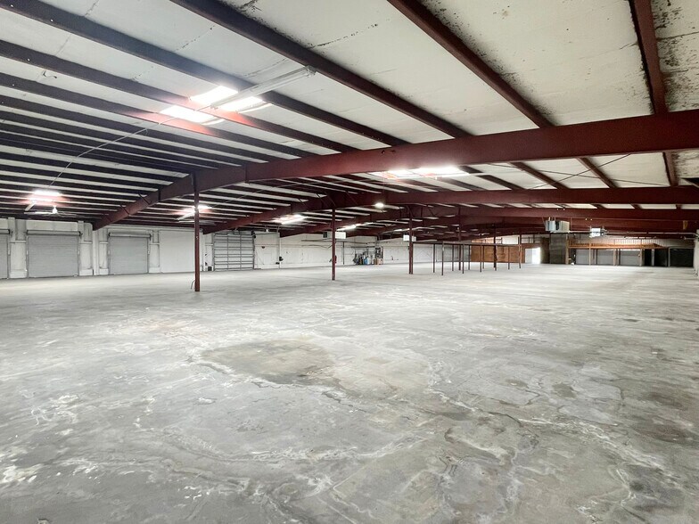 More Photos Of 10980 Enterprise Ave, Bonita Springs Warehouse For Lease