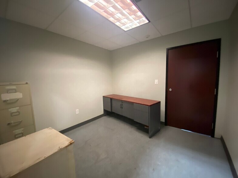 More Photos Of 7030 Wespark Cir, Beaumont Warehouse For Lease