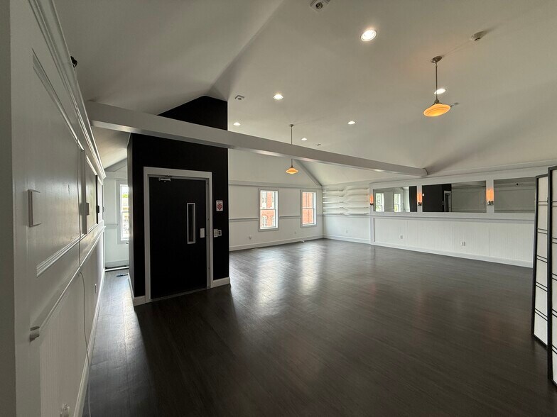 More Photos Of 18 Park St, Andover Bar For Lease