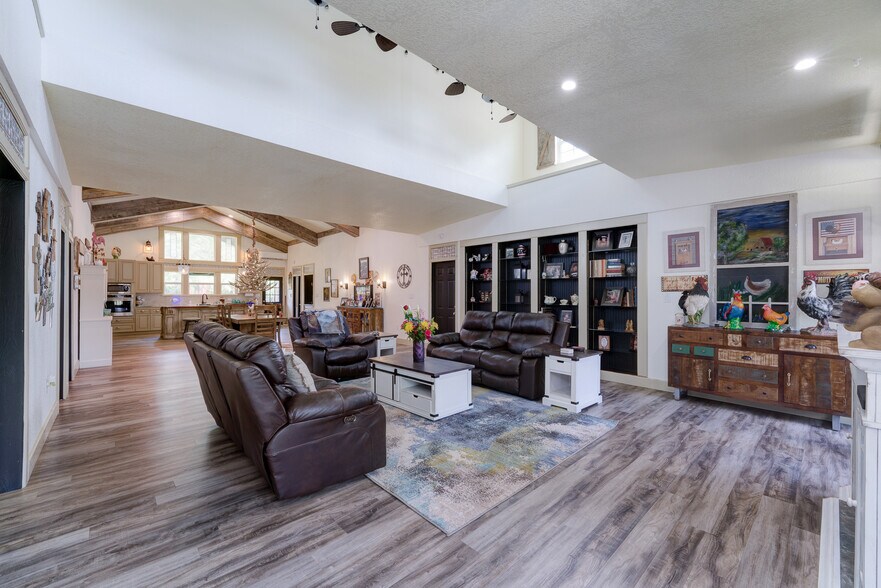 More Photos Of 4388 County Road 197, Alvin Specialty For Sale