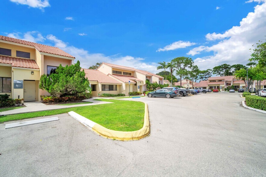 More Photos Of 2499 Glades Rd, Boca Raton Office For Lease