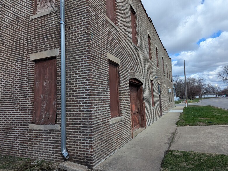 More Photos Of 701 N 22nd St, Mattoon Freestanding For Sale