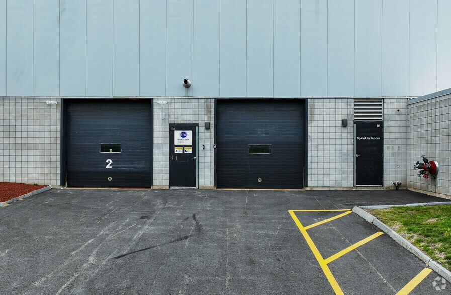More Photos Of 300 Jubilee Dr, Peabody Manufacturing For Lease