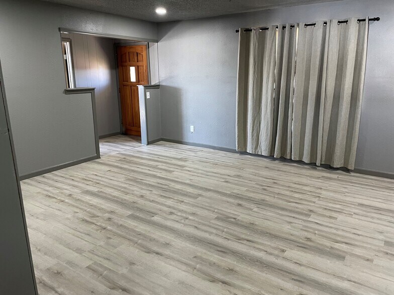 More Photos Of 1509 W 8th St, Post Land For Sale