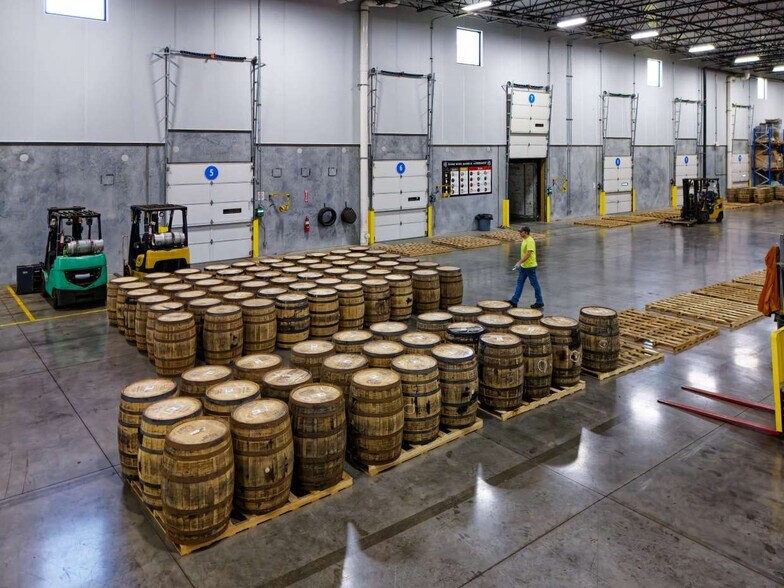 More Photos Of 12415 Old Lagrange Rd, Louisville Warehouse For Lease
