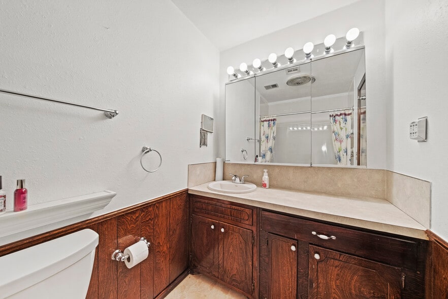 More Photos Of 523 W Country Club Rd, Chickasha Office Residential For Sale