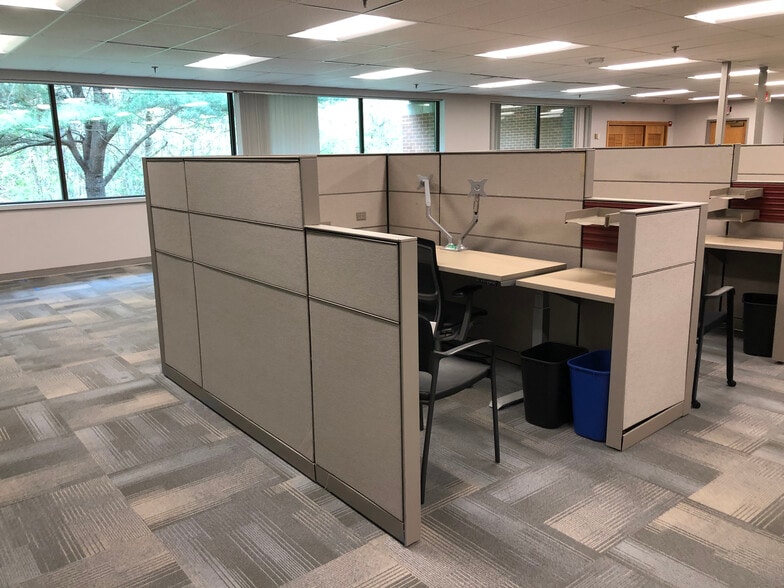 More Photos Of 195 Scott Swamp Rd, Farmington Office For Lease