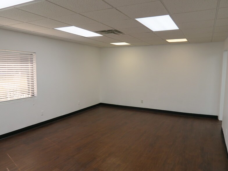 More Photos Of 5610-5613 Southwest Fwy, Houston Flex For Lease