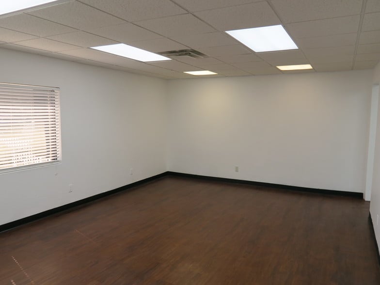 More Photos Of 5610-5613 Southwest Fwy, Houston Mixed Retail For Lease