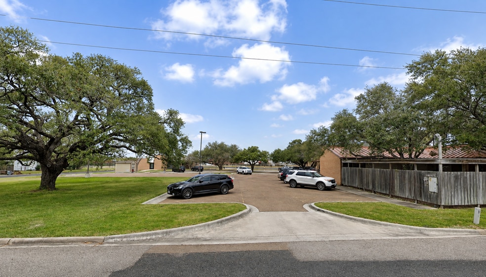 More Photos Of 2501 N Navarro St, Victoria Medical For Sale